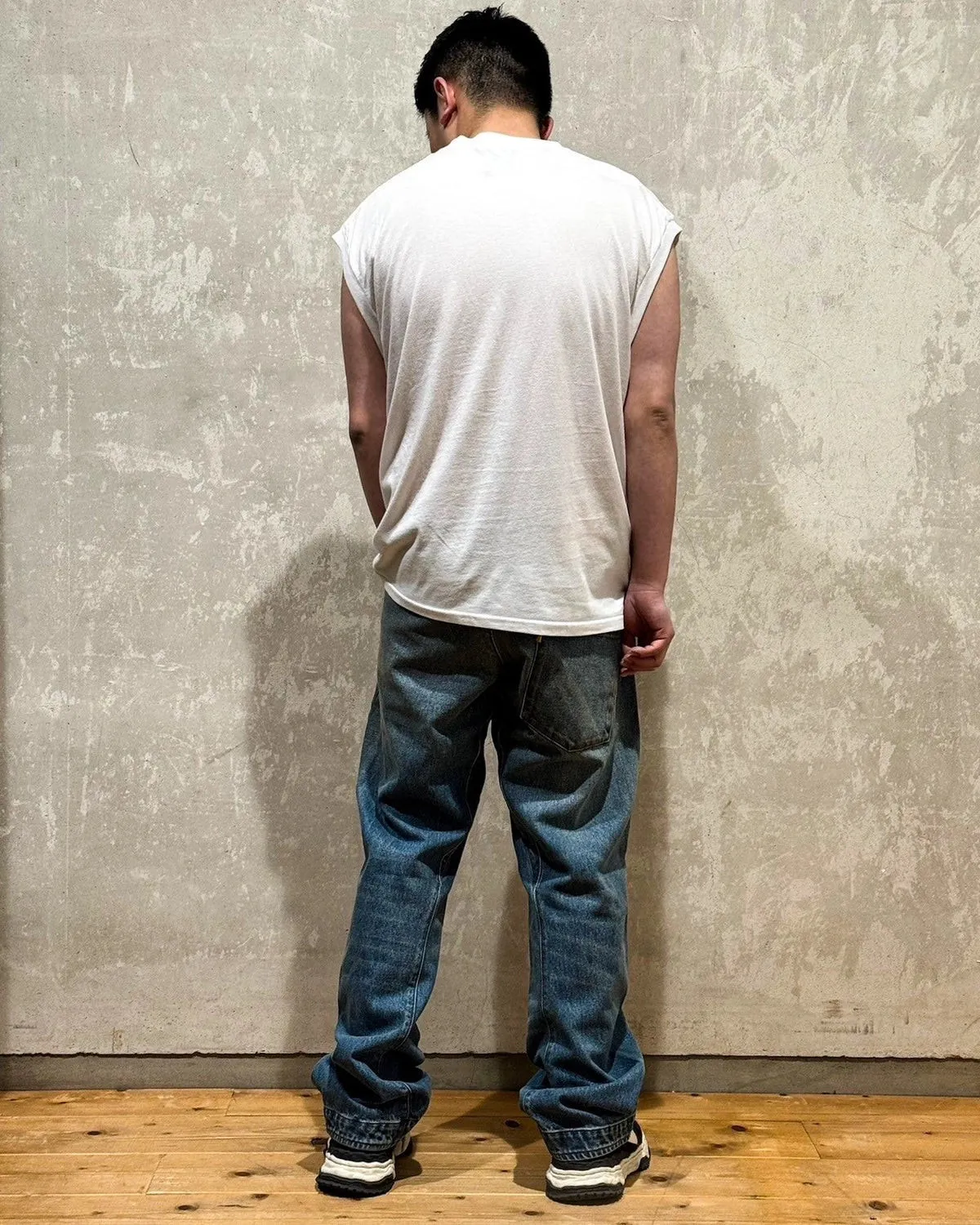 GALLERY DEPT. AUGI SLEEVELESS TEE/VINTAGE BLACK/NAVY/WHT English pocket sleeveless vest TEE Washed black/navy blue/white S-XL Same as the original version Super comfortable summer brushed lightweight material No sense of comfort on the upper body Loose and crisp fit Comfortable and breathable